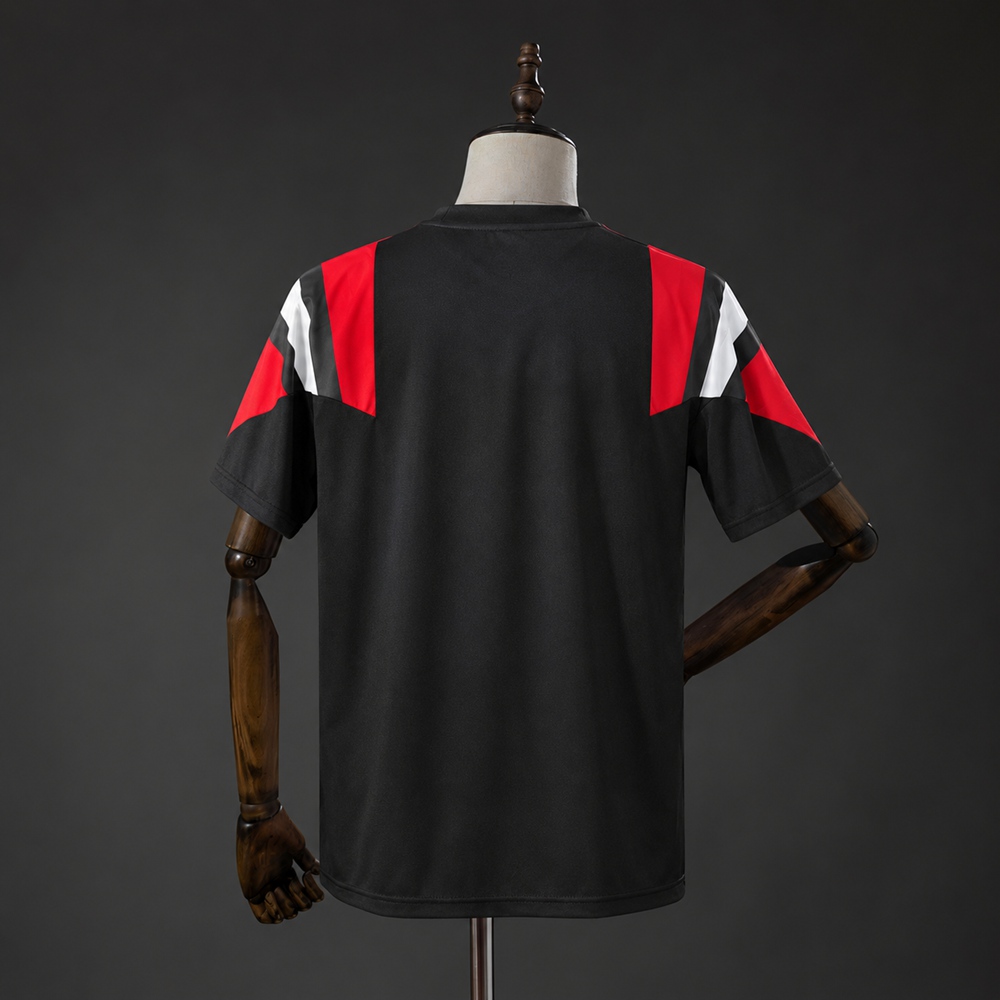 Manchester United 26/27 EQT Black Retro Jersey Foto 2